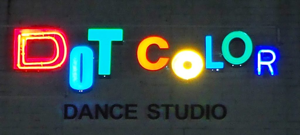 ドットカラーダンススタジオの看板