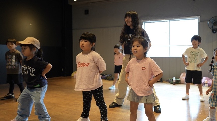 ドットカラーダンススタジオのキッズダンスクラス（3〜6歳）のレッスン風景