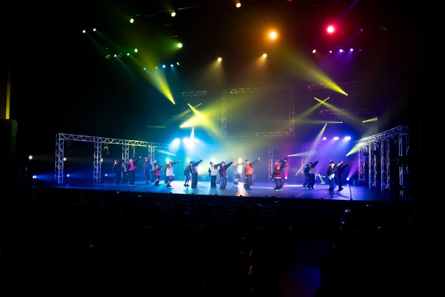 ドットカラーダンススタジオの生徒がステージで踊る様子